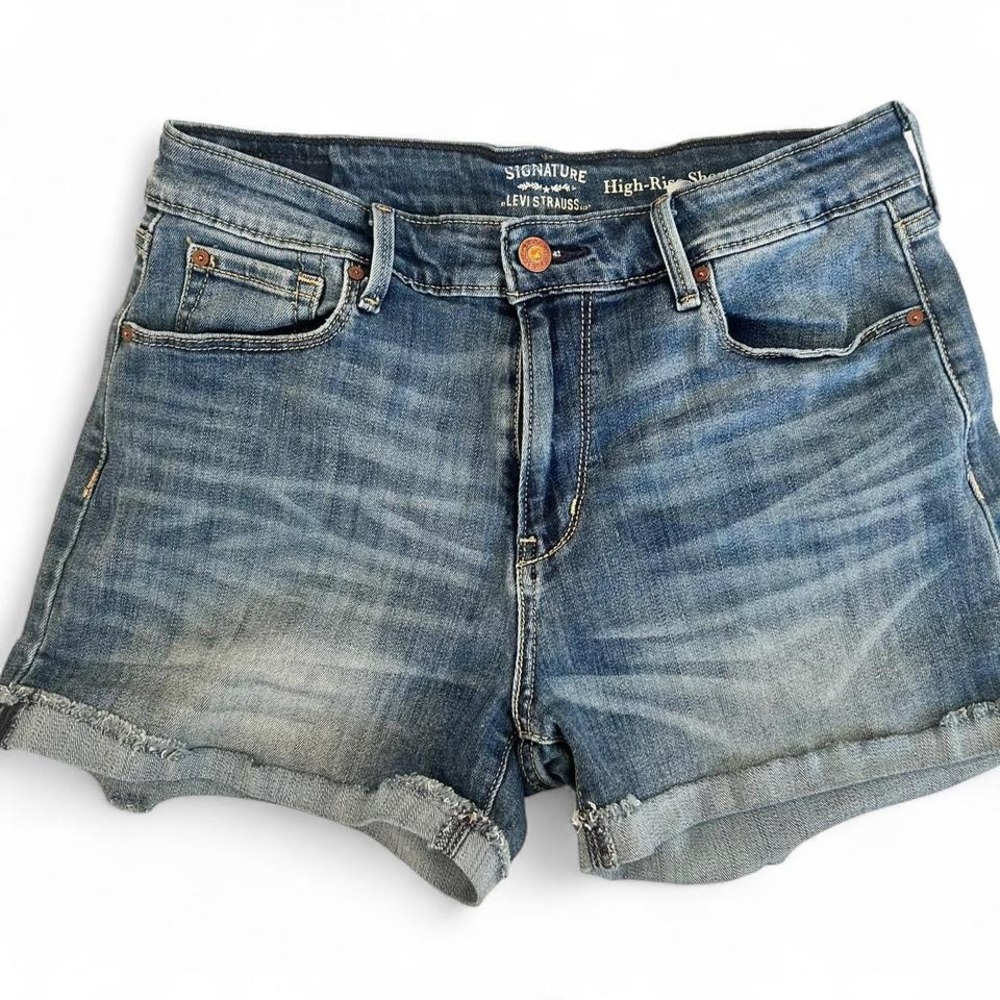 Levi high rise Jean shorts size‎ 8/29 EUC cut off denim
